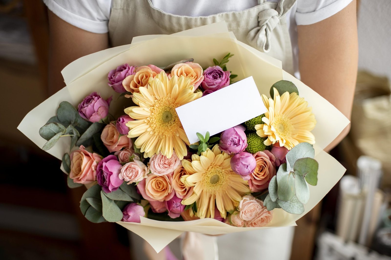 cerrar-manos-sosteniendo-ramo-flores (1)